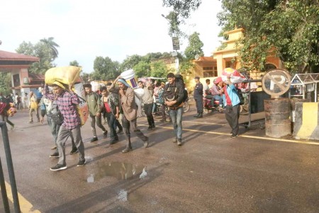 नेपालगञ्ज नाकामा दशैं मान्न घर फर्कनेको लर्को